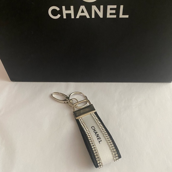 Black and White Ribbon Keychain - Picture 3 of 7